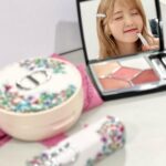 Hitomi Honda Instagram - . “ミス ディオール ブルーミング ブドワール コレクション” 明日9月15日から発売されます🫧 “ディオールショウ サンク クルール 843 サトゥル ブルーム” はシマー・マットな質感を楽しめる 大人なピンクブラウンの5色がセットされていて 可憐で華やかな目元を演出してくれます🪞 発色の良さ、上品なラメの煌めき、つけたての美しさが続くロングウェアな仕上がりに思わず感動しました…🥺🪄 そして私が普段から愛用している "ディオールスキン フォーエヴァー クッション パウダー ラベンダーカラー" もお花柄のパッケージデザインで 数量限定で登場🪻✨ みずみずしく輝くセンシュアルなピンクのリップも ミレフィオリ柄のかわいいケースに入れて 持ち歩いています💐 まいにち気分があがりますね🪄 @diorbeauty #ミスディオール #supportedbydior