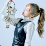 Hitomi Honda Instagram - . @fendi のアイコンバッグ "ピーカブー"の もこもこ新作と撮影🐏🤍 お揃いのミニチャームもとってもかわいかったです☺︎ #FendiPeekaboo #PR