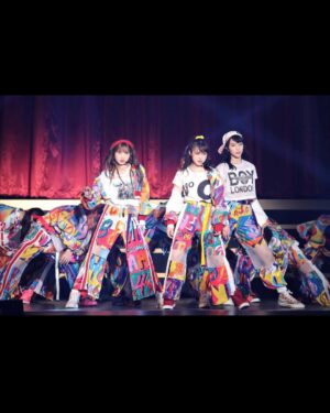 Hitomi Honda Instagram - .

"AKB48 チーム8 春の総決算祭り 9年間のキセキ" 2023.4.30

私の原点であり青春の全てだったチーム8。

同じ目標に向かってみんなで汗を流した日々も、
沢山笑い合った日も、悔しくて泣きながら新幹線で
栃木まで帰ったあの日も

全部が全部 今の私へと繋がっています。

つらくて苦しかったときは《夢へのルート》を聴き、
何度も自分を励ましていました。

"流した汗の量も誰かが見てるよ"

なかなか自分の事を認めることができず、何が正解なのか 
何もかもわからなくなって沢山悩み続けた日々。

この言葉を信じ、自分を奮い立たせ、
必死に走り続けました。

今の私からあの頃の私へ
どんな時も諦めないで頑張ってくれてありがとう。
数えきれないほどの素敵な景色を見せてくれてありがとう。
心から感謝を伝えたいです。

また『夢へのルート』という曲を通して私たちに
大切なメッセージを送ってくださった秋元先生に
改めて感謝の気持ちでいっぱいです。

そんな 私にとって大切な曲を最後にセンターで
歌わせていただけたことがとても感慨深く、
忘れられない思い出となりました。

将来の私にもまた "ありがとう"と言ってもらえるような、
自慢の自分でいられるように、これからも謙虚な姿勢と
感謝の気持ちを忘れず、日々頑張っていきたいと思います。

『AKB48 チーム8栃木県代表』に選んでいただけて、
最高の仲間やスタッフさん、ファンの皆さんと出逢えて
本当に幸せな9年間でした。

たくさんの愛と応援、そして出逢いを
ありがとうございました。

みんなのことが大好きです！

ちぴさんがお忙しい中観に来てくださいました！
客席で見つけてたくさん手振っちゃった🫣 @chipichan.1215 

ラストの写真はリハ中の私たち✌🏻