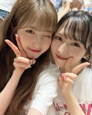 Hitomi Honda Instagram - .

"AKB48 チーム8 春の総決算祭り 9年間のキセキ" 2023.4.30

私の原点であり青春の全てだったチーム8。

同じ目標に向かってみんなで汗を流した日々も、
沢山笑い合った日も、悔しくて泣きながら新幹線で
栃木まで帰ったあの日も

全部が全部 今の私へと繋がっています。

つらくて苦しかったときは《夢へのルート》を聴き、
何度も自分を励ましていました。

"流した汗の量も誰かが見てるよ"

なかなか自分の事を認めることができず、何が正解なのか 
何もかもわからなくなって沢山悩み続けた日々。

この言葉を信じ、自分を奮い立たせ、
必死に走り続けました。

今の私からあの頃の私へ
どんな時も諦めないで頑張ってくれてありがとう。
数えきれないほどの素敵な景色を見せてくれてありがとう。
心から感謝を伝えたいです。

また『夢へのルート』という曲を通して私たちに
大切なメッセージを送ってくださった秋元先生に
改めて感謝の気持ちでいっぱいです。

そんな 私にとって大切な曲を最後にセンターで
歌わせていただけたことがとても感慨深く、
忘れられない思い出となりました。

将来の私にもまた "ありがとう"と言ってもらえるような、
自慢の自分でいられるように、これからも謙虚な姿勢と
感謝の気持ちを忘れず、日々頑張っていきたいと思います。

『AKB48 チーム8栃木県代表』に選んでいただけて、
最高の仲間やスタッフさん、ファンの皆さんと出逢えて
本当に幸せな9年間でした。

たくさんの愛と応援、そして出逢いを
ありがとうございました。

みんなのことが大好きです！

ちぴさんがお忙しい中観に来てくださいました！
客席で見つけてたくさん手振っちゃった🫣 @chipichan.1215 

ラストの写真はリハ中の私たち✌🏻