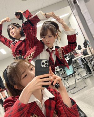 Hitomi Honda Instagram - .

"AKB48 チーム8 春の総決算祭り 9年間のキセキ" 2023.4.30

私の原点であり青春の全てだったチーム8。

同じ目標に向かってみんなで汗を流した日々も、
沢山笑い合った日も、悔しくて泣きながら新幹線で
栃木まで帰ったあの日も

全部が全部 今の私へと繋がっています。

つらくて苦しかったときは《夢へのルート》を聴き、
何度も自分を励ましていました。

"流した汗の量も誰かが見てるよ"

なかなか自分の事を認めることができず、何が正解なのか 
何もかもわからなくなって沢山悩み続けた日々。

この言葉を信じ、自分を奮い立たせ、
必死に走り続けました。

今の私からあの頃の私へ
どんな時も諦めないで頑張ってくれてありがとう。
数えきれないほどの素敵な景色を見せてくれてありがとう。
心から感謝を伝えたいです。

また『夢へのルート』という曲を通して私たちに
大切なメッセージを送ってくださった秋元先生に
改めて感謝の気持ちでいっぱいです。

そんな 私にとって大切な曲を最後にセンターで
歌わせていただけたことがとても感慨深く、
忘れられない思い出となりました。

将来の私にもまた "ありがとう"と言ってもらえるような、
自慢の自分でいられるように、これからも謙虚な姿勢と
感謝の気持ちを忘れず、日々頑張っていきたいと思います。

『AKB48 チーム8栃木県代表』に選んでいただけて、
最高の仲間やスタッフさん、ファンの皆さんと出逢えて
本当に幸せな9年間でした。

たくさんの愛と応援、そして出逢いを
ありがとうございました。

みんなのことが大好きです！

ちぴさんがお忙しい中観に来てくださいました！
客席で見つけてたくさん手振っちゃった🫣 @chipichan.1215 

ラストの写真はリハ中の私たち✌🏻