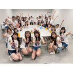 Hitomi Honda Instagram – .
“AKB48 チーム8 春の総決算祭り 9年間のキセキ” 2023.4.30
私の原点であり青春の全てだったチーム8。
同じ目標に向かってみんなで汗を流した日々も、
沢山笑い合った日も、悔しくて泣きながら新幹線で
栃木まで帰ったあの日も
全部が全部 今の私へと繋がっています。
つらくて苦しかったときは《夢へのルート》を聴き、
何度も自分を励ましていました。
“流した汗の量も誰かが見てるよ”
なかなか自分の事を認めることができず、何が正解なのか
何もかもわからなくなって沢山悩み続けた日々。
この言葉を信じ、自分を奮い立たせ、
必死に走り続けました。
今の私からあの頃の私へ
どんな時も諦めないで頑張ってくれてありがとう。
数えきれないほどの素敵な景色を見せてくれてありがとう。
心から感謝を伝えたいです。
また『夢へのルート』という曲を通して私たちに
大切なメッセージを送ってくださった秋元先生に
改めて感謝の気持ちでいっぱいです。
そんな 私にとって大切な曲を最後にセンターで
歌わせていただけたことがとても感慨深く、
忘れられない思い出となりました。
将来の私にもまた “ありがとう”と言ってもらえるような、
自慢の自分でいられるように、これからも謙虚な姿勢と
感謝の気持ちを忘れず、日々頑張っていきたいと思います。
『AKB48 チーム8栃木県代表』に選んでいただけて、
最高の仲間やスタッフさん、ファンの皆さんと出逢えて
本当に幸せな9年間でした。
たくさんの愛と応援、そして出逢いを
ありがとうございました。
みんなのことが大好きです!
ちぴさんがお忙しい中観に来てくださいました!
客席で見つけてたくさん手振っちゃった🫣 @chipichan.1215
ラストの写真はリハ中の私たち✌🏻