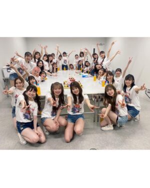 Hitomi Honda Instagram - .

"AKB48 チーム8 春の総決算祭り 9年間のキセキ" 2023.4.30

私の原点であり青春の全てだったチーム8。

同じ目標に向かってみんなで汗を流した日々も、
沢山笑い合った日も、悔しくて泣きながら新幹線で
栃木まで帰ったあの日も

全部が全部 今の私へと繋がっています。

つらくて苦しかったときは《夢へのルート》を聴き、
何度も自分を励ましていました。

"流した汗の量も誰かが見てるよ"

なかなか自分の事を認めることができず、何が正解なのか 
何もかもわからなくなって沢山悩み続けた日々。

この言葉を信じ、自分を奮い立たせ、
必死に走り続けました。

今の私からあの頃の私へ
どんな時も諦めないで頑張ってくれてありがとう。
数えきれないほどの素敵な景色を見せてくれてありがとう。
心から感謝を伝えたいです。

また『夢へのルート』という曲を通して私たちに
大切なメッセージを送ってくださった秋元先生に
改めて感謝の気持ちでいっぱいです。

そんな 私にとって大切な曲を最後にセンターで
歌わせていただけたことがとても感慨深く、
忘れられない思い出となりました。

将来の私にもまた "ありがとう"と言ってもらえるような、
自慢の自分でいられるように、これからも謙虚な姿勢と
感謝の気持ちを忘れず、日々頑張っていきたいと思います。

『AKB48 チーム8栃木県代表』に選んでいただけて、
最高の仲間やスタッフさん、ファンの皆さんと出逢えて
本当に幸せな9年間でした。

たくさんの愛と応援、そして出逢いを
ありがとうございました。

みんなのことが大好きです！

ちぴさんがお忙しい中観に来てくださいました！
客席で見つけてたくさん手振っちゃった🫣 @chipichan.1215 

ラストの写真はリハ中の私たち✌🏻