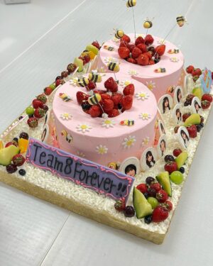 Hitomi Honda Instagram - .

"AKB48 チーム8 春の総決算祭り 9年間のキセキ" 2023.4.30

私の原点であり青春の全てだったチーム8。

同じ目標に向かってみんなで汗を流した日々も、
沢山笑い合った日も、悔しくて泣きながら新幹線で
栃木まで帰ったあの日も

全部が全部 今の私へと繋がっています。

つらくて苦しかったときは《夢へのルート》を聴き、
何度も自分を励ましていました。

"流した汗の量も誰かが見てるよ"

なかなか自分の事を認めることができず、何が正解なのか 
何もかもわからなくなって沢山悩み続けた日々。

この言葉を信じ、自分を奮い立たせ、
必死に走り続けました。

今の私からあの頃の私へ
どんな時も諦めないで頑張ってくれてありがとう。
数えきれないほどの素敵な景色を見せてくれてありがとう。
心から感謝を伝えたいです。

また『夢へのルート』という曲を通して私たちに
大切なメッセージを送ってくださった秋元先生に
改めて感謝の気持ちでいっぱいです。

そんな 私にとって大切な曲を最後にセンターで
歌わせていただけたことがとても感慨深く、
忘れられない思い出となりました。

将来の私にもまた "ありがとう"と言ってもらえるような、
自慢の自分でいられるように、これからも謙虚な姿勢と
感謝の気持ちを忘れず、日々頑張っていきたいと思います。

『AKB48 チーム8栃木県代表』に選んでいただけて、
最高の仲間やスタッフさん、ファンの皆さんと出逢えて
本当に幸せな9年間でした。

たくさんの愛と応援、そして出逢いを
ありがとうございました。

みんなのことが大好きです！

ちぴさんがお忙しい中観に来てくださいました！
客席で見つけてたくさん手振っちゃった🫣 @chipichan.1215 

ラストの写真はリハ中の私たち✌🏻