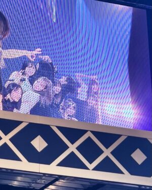 Hitomi Honda Instagram - .

"AKB48 チーム8 春の総決算祭り 9年間のキセキ" 2023.4.30

私の原点であり青春の全てだったチーム8。

同じ目標に向かってみんなで汗を流した日々も、
沢山笑い合った日も、悔しくて泣きながら新幹線で
栃木まで帰ったあの日も

全部が全部 今の私へと繋がっています。

つらくて苦しかったときは《夢へのルート》を聴き、
何度も自分を励ましていました。

"流した汗の量も誰かが見てるよ"

なかなか自分の事を認めることができず、何が正解なのか 
何もかもわからなくなって沢山悩み続けた日々。

この言葉を信じ、自分を奮い立たせ、
必死に走り続けました。

今の私からあの頃の私へ
どんな時も諦めないで頑張ってくれてありがとう。
数えきれないほどの素敵な景色を見せてくれてありがとう。
心から感謝を伝えたいです。

また『夢へのルート』という曲を通して私たちに
大切なメッセージを送ってくださった秋元先生に
改めて感謝の気持ちでいっぱいです。

そんな 私にとって大切な曲を最後にセンターで
歌わせていただけたことがとても感慨深く、
忘れられない思い出となりました。

将来の私にもまた "ありがとう"と言ってもらえるような、
自慢の自分でいられるように、これからも謙虚な姿勢と
感謝の気持ちを忘れず、日々頑張っていきたいと思います。

『AKB48 チーム8栃木県代表』に選んでいただけて、
最高の仲間やスタッフさん、ファンの皆さんと出逢えて
本当に幸せな9年間でした。

たくさんの愛と応援、そして出逢いを
ありがとうございました。

みんなのことが大好きです！

ちぴさんがお忙しい中観に来てくださいました！
客席で見つけてたくさん手振っちゃった🫣 @chipichan.1215 

ラストの写真はリハ中の私たち✌🏻