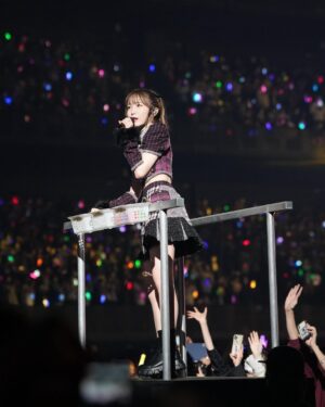 Hitomi Honda Instagram - .

"AKB48 春コンサート2023〜好きだ！と叫ぼう〜" 2023.4.29

側で支え合い一緒に頑張ってきたメンバーだけでなく、
良いものを共に創ろうと熱い想いで携わってくださった
スタッフの皆さん、そして3年越しに大きな会場に
歓声を響かせ、全力で応援してくださったファンの皆さんのお陰で
またひとつ、忘れられない大切な思い出を作ることができました。

ご尽力いただいた全ての皆さんへ
感謝の気持ちでいっぱいです。

素敵な景色を見せてくださり
本当にありがとうございました🎤

やっぱり私はステージに立ってパフォーマンスすることが
好きなんだなあと改めて実感した1日でした！

写真も撮ってくれてありがとう🫶🏻

오랜만에 만나서 좋았어요♡
@silver_rain.__