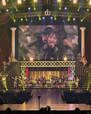 Hitomi Honda Instagram - .

"AKB48 春コンサート2023〜好きだ！と叫ぼう〜" 2023.4.29

側で支え合い一緒に頑張ってきたメンバーだけでなく、
良いものを共に創ろうと熱い想いで携わってくださった
スタッフの皆さん、そして3年越しに大きな会場に
歓声を響かせ、全力で応援してくださったファンの皆さんのお陰で
またひとつ、忘れられない大切な思い出を作ることができました。

ご尽力いただいた全ての皆さんへ
感謝の気持ちでいっぱいです。

素敵な景色を見せてくださり
本当にありがとうございました🎤

やっぱり私はステージに立ってパフォーマンスすることが
好きなんだなあと改めて実感した1日でした！

写真も撮ってくれてありがとう🫶🏻

오랜만에 만나서 좋았어요♡
@silver_rain.__