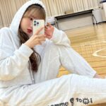 Hitomi Honda Instagram - . Brille comme 💡tomi “自分らしく輝く”をコンセプトに私のこだわりがたくさん詰まったアイテムを作らせていただきました！ 着たときのシルエットやフードの立ち方、重量感、カラー、着心地など細部にまでこだわりました！ 宮崎ともえさんのイラストもだいすき🫶🏻 スウェットのほかにもキャップやソックスもあります🧦 本日5月1日からEC販売がスタートしたので是非チェックしてください☑︎ https://enyouwe.jp/