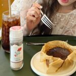 Hitomi Honda Instagram - . ☕️🧀🧂🍃 소금 뿌려 먹는 바치케래요^.^ 塩をかけて食べるバスクチーズケーキ🫶🏻