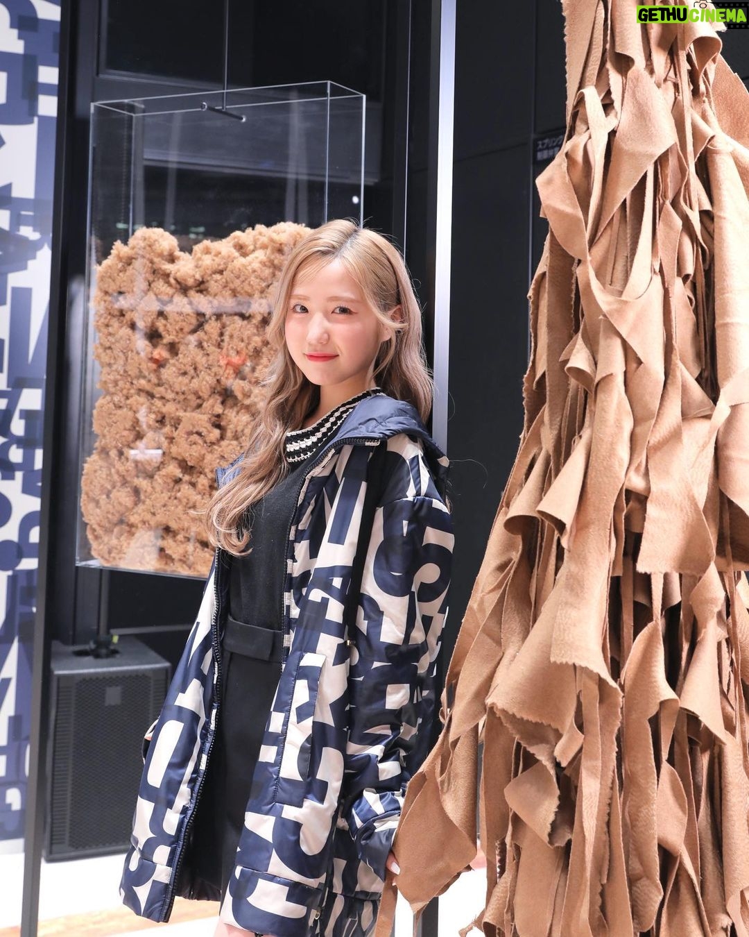Hitomi Honda Instagram - . Max Mara表参道店にて開催されている アップサイクルでできた新素材「CameLuxe」のイベントにお邪魔しました🐪 デザインがオシャレなだけでなく、軽くて暖かく、環境にもやさしい素材で作られたウェアはとても着心地が良かったです🌏♻️ 学生さんとのアートプロジェクトもあり、キャメリュクスを使ったユニークで素敵な作品が展示されています🎨 @maxmara #MaxMaraTheCube #Cameluxe #MaxMara