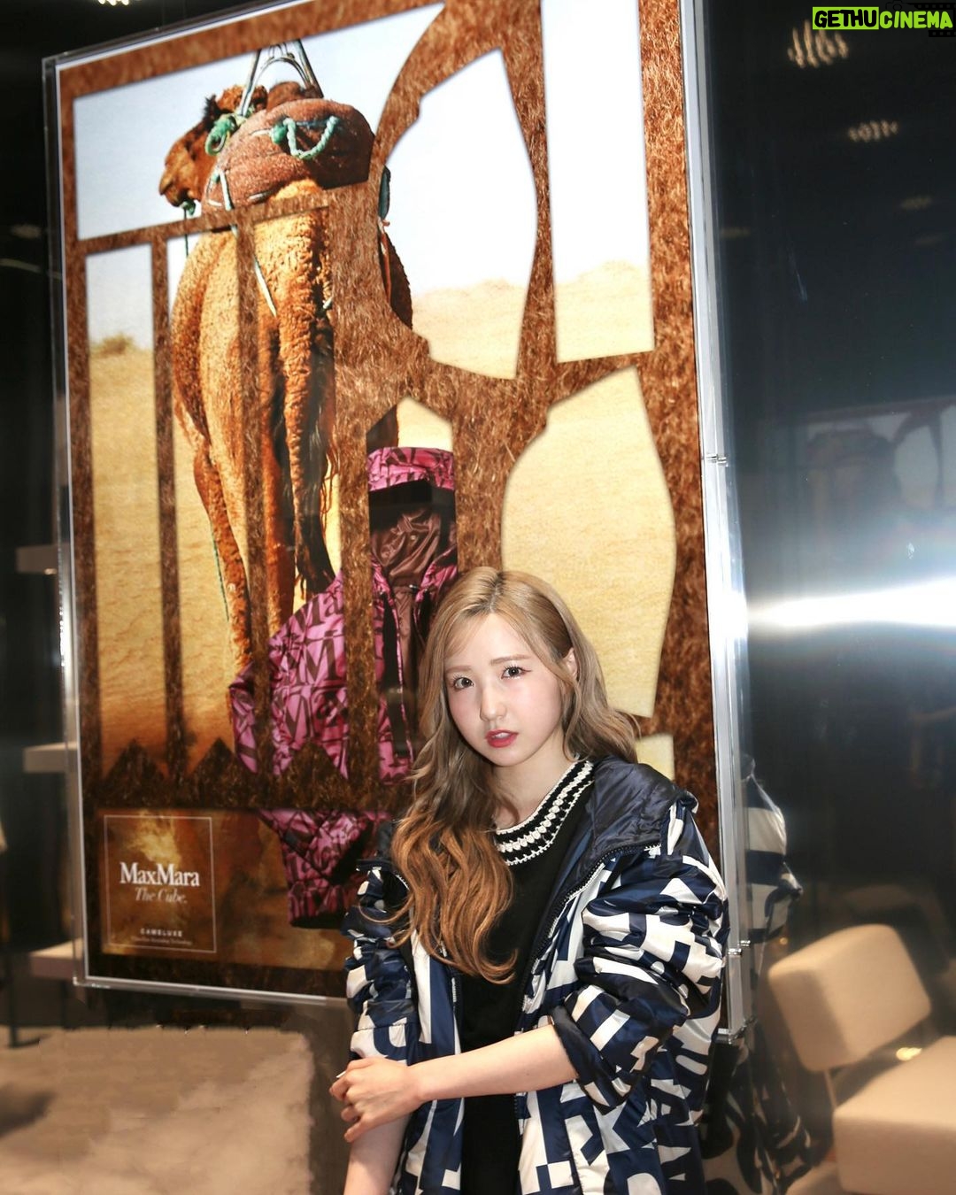 Hitomi Honda Instagram - . Max Mara表参道店にて開催されている アップサイクルでできた新素材「CameLuxe」のイベントにお邪魔しました🐪 デザインがオシャレなだけでなく、軽くて暖かく、環境にもやさしい素材で作られたウェアはとても着心地が良かったです🌏♻️ 学生さんとのアートプロジェクトもあり、キャメリュクスを使ったユニークで素敵な作品が展示されています🎨 @maxmara #MaxMaraTheCube #Cameluxe #MaxMara