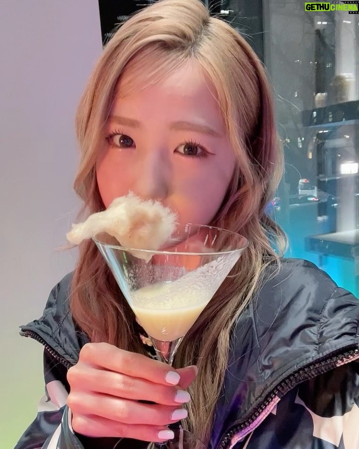 Hitomi Honda Instagram - . Max Mara表参道店にて開催されている アップサイクルでできた新素材「CameLuxe」のイベントにお邪魔しました🐪 デザインがオシャレなだけでなく、軽くて暖かく、環境にもやさしい素材で作られたウェアはとても着心地が良かったです🌏♻️ 学生さんとのアートプロジェクトもあり、キャメリュクスを使ったユニークで素敵な作品が展示されています🎨 @maxmara #MaxMaraTheCube #Cameluxe #MaxMara