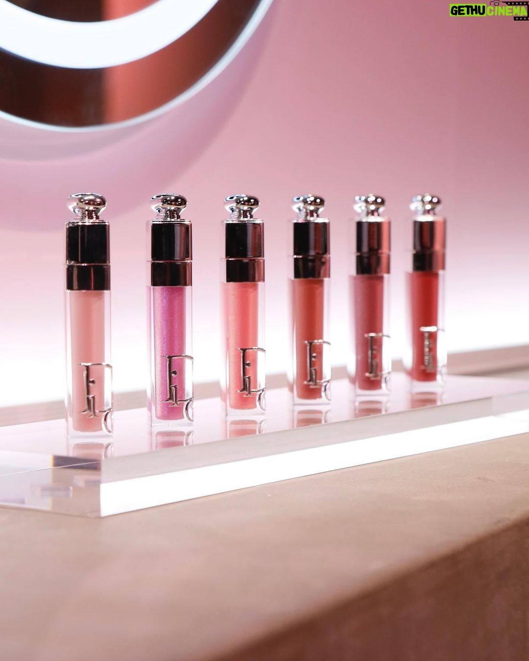 Hitomi Honda Instagram - . 【DIOR ADDICT LIP MAXIMIZER】 Diorのリッププランパーがリニューアルして 1月20日から新発売💄 90%自然由来成分の新処方を実現し、 優れたリップケアをしながら 鮮やかな発色と輝きを放つリップメイクを楽しめる 更に進化したリップマキシマイザー✨ 24色の中からお気に入りのカラーを 見つけてみてください🎨 @diorbeauty #リップマキシマイザー #DIORADDICT