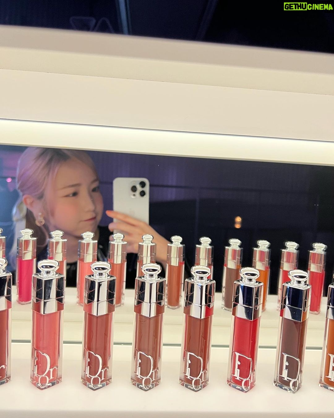 Hitomi Honda Instagram - . 【DIOR ADDICT LIP MAXIMIZER】 Diorのリッププランパーがリニューアルして 1月20日から新発売💄 90%自然由来成分の新処方を実現し、 優れたリップケアをしながら 鮮やかな発色と輝きを放つリップメイクを楽しめる 更に進化したリップマキシマイザー✨ 24色の中からお気に入りのカラーを 見つけてみてください🎨 @diorbeauty #リップマキシマイザー #DIORADDICT