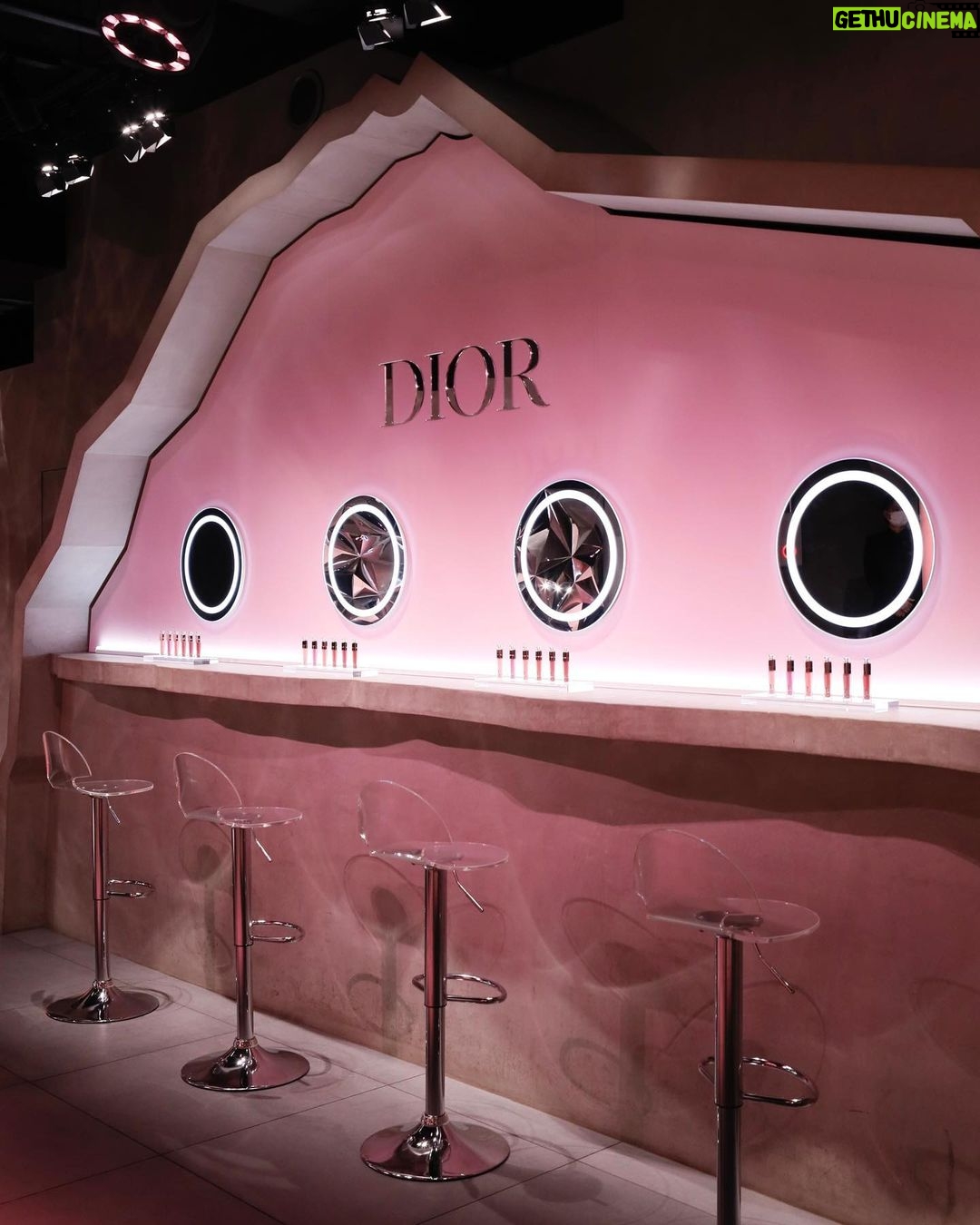 Hitomi Honda Instagram - . 【DIOR ADDICT LIP MAXIMIZER】 Diorのリッププランパーがリニューアルして 1月20日から新発売💄 90%自然由来成分の新処方を実現し、 優れたリップケアをしながら 鮮やかな発色と輝きを放つリップメイクを楽しめる 更に進化したリップマキシマイザー✨ 24色の中からお気に入りのカラーを 見つけてみてください🎨 @diorbeauty #リップマキシマイザー #DIORADDICT