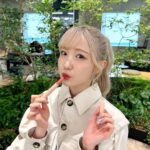 Hitomi Honda Instagram - . 表紙を飾ったmini2月号にて ネイチャーリパブリックのリップを紹介しています☺︎ 韓国で話題の“ハニーメルティングリップ”は 高発色でとろける質感🍯 私は“イチジクミルク”を塗ってます！ 韓国で撮影した誌面もぜひチェックしてください📚 #ネイチャーリパブリック #ハニーメルティングリップ　 #naturerepublic #明洞ワールド店 #pr