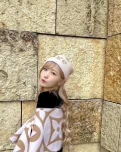 Hitomi Honda Instagram - . 今日ちょっとさむかったよね🌬️ みんなもあったかくして過ごしてね🧣 #LOUISVUITTON @louisvuitton #LVFashion #pr