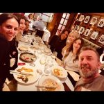 Holly Willoughby Instagram - Yesterday we went to see The Unfriend @theunfriendplay at the Wyndhams Theatre 🎭… We laughed till be cried, haven’t been in a room full of people really belly laughing for a long time and it was wonderful. Lee Mack, you were unbelievably brilliant, that bathroom scene ! 🤣 🚽 🙅🏼‍♀️… Fab cast, Frances Barber and Sarah Alexander…so so funny. @dmtwestend ⭐️⭐️⭐️⭐️⭐️ #theatre #comedy #play