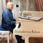 Homayoun Shajarian Instagram - . . قطعه ی مینای دل از تمرین های دونفره در منزل استاد انوشیروان روحانی، تقدیم به پیشگاه شما عزیزان دل. خواندن همراه ایشان برای من بی اندازه لذت بخش و‌‌ بسیار غنیمت است و از عمرم حساب نمی شود. هر باری که مینای دل تمرین می شود بغض می آید که سنگین راه گلو ببندد، اما مهار می شود و می رود و این داستانی ست که تا پایان قطعه برایم تکرار می شود. استاد عزیز سایه ی تان مستدام، سالیان سال در شادی و سلامتی باشید و زیبایی آفرین باشید برای مردم این سرزمین. پی نوشت: * از بابت این صدای خسته از شنوندگان بزرگوار عذرخواهی میکنم🙏🏻 حتما در کنسرت اجرای بهتری را خواهید شنید. * خانواده ی محترم استاد روحانی در تمرین حضور دارند و با علاقه و محبت همیشگی شنونده ی ما هستند🌹 * ضبط صدا با موبایل انجام شده است.