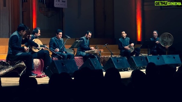 Homayoun Shajarian Instagram - . خاطره خوش اولین اجرا در بروکسل پس از چند سال دوری از صحنه. به امید دیدار شما عزیزان در اجراهای آینده و کنسرت های پیش رو در ایران عزیز🌹 عکاس : Syntha Cnudde طراحی و اجرای لباس : شیما میر حمیدی