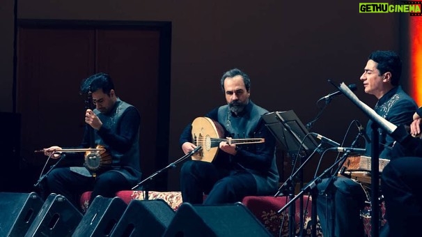 Homayoun Shajarian Instagram - . خاطره خوش اولین اجرا در بروکسل پس از چند سال دوری از صحنه. به امید دیدار شما عزیزان در اجراهای آینده و کنسرت های پیش رو در ایران عزیز🌹 عکاس : Syntha Cnudde طراحی و اجرای لباس : شیما میر حمیدی