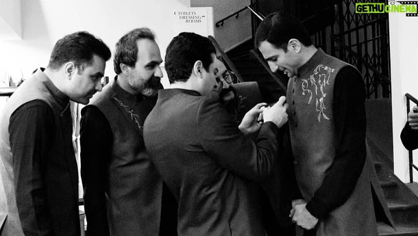 Homayoun Shajarian Instagram - . خاطره خوش اولین اجرا در بروکسل پس از چند سال دوری از صحنه. به امید دیدار شما عزیزان در اجراهای آینده و کنسرت های پیش رو در ایران عزیز🌹 عکاس : Syntha Cnudde طراحی و اجرای لباس : شیما میر حمیدی