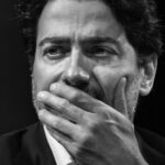 Homayoun Shajarian Instagram - . چند سالی می‌شود که بعد از هر حرکت و خبری از فعالیت‌های صاحب این قلم، عده‌ای کمر به تخریب می‌بندند. اینکه انگیزه و غایت‌شان چیست باشد برای فرصتی بهتر. همیشه بوده‌اند کسانی که به نقد اصولی و هنری کارهای من پرداخته‌اند و با نگاهی عالمانه و قلمی پاک و آزاده نقطه نظرات‌شان را به نگارش درآورده‌اند اما گروهی نیز بوده‌اند که به مثال قداره‌کشان و قمه‌کشان، قلم از پر شال برداشته‌اند و با جوهر حسادت و تعصب کور و به قصد تخریب وارد عمل شده‌اند. اینها به سیاق آن قمه‌کشان، قلم‌کشانند. زمانی که برای کنسرت خیابانی بی مرز و محدوده و برای صدها هزار نفر علاقه‌مند درخواست دادم، گفتند به دنبال شهرت است و فرمودند به جای این بلندپروازی‌ها چند شب در سالن کنسرت رایگان اجرا کند! ما صحبت از چه می‌کردیم و آنها چه پاسخی می‌دادند. مقصود من از اجرای خیابانی، بردن موسیقی به متن شهر بود. به خیابان. به جایی که هر رهگذری فارغ از همه چیز شنونده‌ام باشد. قصد من از ایده‌ی کنسرت خیابانی تنها رایگان بودن آن نبود و اینان درنیافتند که کنسرت خیابانی یعنی کنسرت برای رهگذران. چه فقیر و چه دارا. چه همدل و همراه و چه اهل احوالاتی دیگر. این یعنی معجزه‌ی موسیقی که هیچ مرزی نمی‌شناسد. همه را برابر و یکسان زیر سقف لاجوردی خود جمع می‌کند. با هر زبان و فرهنگ و مسلکی. این یعنی صبح تا شبی نواختن و خواندن همانند نوازنده‌ای تنگدست که در کوچه و خیابانی دارد موسیقی‌اش را به گوش همه می‌رساند نه خواندن و نواختن در سالنی خاص در زمانی خاص و با محدوده و مرزی مشخص. حکایت کنسرت خیابانی که این چنین با جوهر قلم‌کشان زهرآلود می‌شود، وای به حال حرکت‌های دیگر که خدای ناکرده منافع مالی هم در پی داشته باشد. اوج هنر قلم کشان در کنسرت سی به عرصه نمایش در آمد و از خودی و غیر خودی شنیدیم و هیچ نگفتیم و هنوز ادامه دارد. به تازگی حضور حقیر همراه علیرضا قربانی در لوکیشن انتخابی مدیر هنری به منظور گرفتن چند عکس و مصاحبه، همراه تصاویر مرتبط با آیین رونمایی که آن‌هم تنها به دلیل خاص بودن طراحی کتابخانه و دالانی با معماری ایرانی از سوی ایشان پیشنهاد گردیده بود، برای قلم‌کشان ایجاد انگیزه کرده است. تا امروز که روزانه هزاران نفر از اقشار مختلف مردم به بازدید و خرید و عکس یادگاری می پرداخته اند خبری از ایشان نبود!!! تا عکسی از همایون در کتاب خانه دیده شد آتش خشم شعله زد!! اخبار کذب جان گرفتند که آهنگ مشترک در مال اجرا کرده‌ایم ؟؟؟ کاش تصاویر این اجرا را هم میگذاشتید!! ( ادامه متن در کامنت اول 👇🏻)