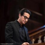 Homayoun Shajarian Instagram - . دوستان گرامی آلبوم مشترک با علیرضا قربانی عزیز به آهنگسازی مهیار علیزاده، با نام * افسانه چشمهایت * در روز ۱۹ آبان ماه نود و هشت رونمایی و منتشر خواهد شد. شاد و سربلند باشید🌹 sponsored by X.VISION