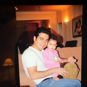 Homayoun Shajarian Instagram - ۰
الان یاسمینِ  بابا خیلی بزرگتر شده. انگار اینجا تمام دل خوشی و‌دل نگرانیامو بغل کردم یکجا.