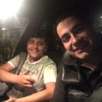 Homayoun Shajarian Instagram - . دوستان و عزيزانم، اين شب ها در خدمت شما نازنينان، از بركت وجود پرمهرتان عجيب ترين و بهترين اتفاقات زندگى را تجربه ميكنم. از دورانى كه در كنار شكوه بى تكرار پدر بر صحنه، با جادوى آوازش مست و مبهوت ميشدم تا امروز كه همچنان وقتى بر صحنه هستم زير سايه او هستم، هر تشويقى كه سهم من كرديد و مى كنيد را تقديم او مى كنم كه تنها قطره اى هستم پيش درياى هنرش. يك شب ديگر كنسرت نمايش سى، سى اجرايش كامل ميشود و به پايان مى رسد، و دلتنگى هاى من براى عادت ديدار و نفس شما سروران، و هنرمندان و عوامل يك دل سى فرا مى رسد. در شب هايى كه گذشت، آشنايان زيادى تلاش كردند براى كنسل شدن و دوستان زيادى با آگاهى از زحمات كشيده شده و دانستن قدر شور و شوق مردم، تمام قد ايستادند تا سى راهش را ادامه دهد و ميزبان شما دوستدارن هنر و فرهنگ باشد، همچنين در ساعات اجرا، عزيزان مجموعه پليس در نظم بخشيدن به ترافيك و عبور و مرور شهر از دل و جان مايه گذاشتند تا بي هيچ چشم داشت و منتى يار و ياورمان باشند، و همسايگان محترم كه با صبر و بزرگوارى تحمل كردند صدا و شلوغى راه تا منزل شان را، كه اگر لطف همگى نبود ادامه كار ممكن نبود. نمى دانم معشوق برايمان چه بخواهد، تمام سعى مان را خواهيم كرد تا در چند ماه آينده با تكرار سى در مكان ديگرى درخدمتتان باشيم. و اما اين پسر كه در عكس مى بينيد، يكي از با عشق ترين و با غيرت ترين جوانان شهرمان است، من آخرين بار ايشان را در كنسرت برج ميلاد خود ديده بودم و حالا چندين بار است كه در اين اجراها مى بينم، چون به قول خودش از علاقه مندان من است و رفيق من. شغلش اين است كه گاهى در پمپ بنزين ولنجك و گاه در ديگر نقاط شهر تهران كفش واكس ميزند و واكس مى فروشد. ديشب خواست تا با خودم برسانمش به ميدان تجريش و هم كلام شويم، كنجكاوش شدم و همراه شديم، در پيچ و خم سوالات فهميدم مغرور تر از آن است كه چيزي بخواهد جز يك چيز، كه دوستانش باور كنند او رفيق من است و تنها همين. به پاس يك لحظه شاد شدن غمى كه در عمق وجودش از من پنهان مى كرد و به پاس آن جمله كه گفت مگر من مرده باشم كه بگذارم مادرم و خواهرم كار كنند اين عكس با او را انتخاب كردم، كه دوستى با من افتخار نيست. هميشه شاد باشيد و هميشه سلامت در كنار عزيزانتان🙏