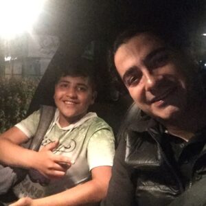 Homayoun Shajarian Instagram - . دوستان و عزيزانم، اين شب ها در خدمت شما نازنينان، از بركت وجود پرمهرتان عجيب ترين و بهترين اتفاقات زندگى را تجربه ميكنم. از دورانى كه در كنار شكوه بى تكرار پدر بر صحنه، با جادوى آوازش مست و مبهوت ميشدم تا امروز كه همچنان وقتى بر صحنه هستم زير سايه او هستم، هر تشويقى كه سهم من كرديد و مى كنيد را تقديم او مى كنم كه تنها قطره اى هستم پيش درياى هنرش. يك شب ديگر كنسرت نمايش سى، سى اجرايش كامل ميشود و به پايان مى رسد، و دلتنگى هاى من براى عادت ديدار و نفس شما سروران، و هنرمندان و عوامل يك دل سى فرا مى رسد. در شب هايى كه گذشت، آشنايان زيادى تلاش كردند براى كنسل شدن و دوستان زيادى با آگاهى از زحمات كشيده شده و دانستن قدر شور و شوق مردم، تمام قد ايستادند تا سى راهش را ادامه دهد و ميزبان شما دوستدارن هنر و فرهنگ باشد، همچنين در ساعات اجرا، عزيزان مجموعه پليس در نظم بخشيدن به ترافيك و عبور و مرور شهر از دل و جان مايه گذاشتند تا بي هيچ چشم داشت و منتى يار و ياورمان باشند، و همسايگان محترم كه با صبر و بزرگوارى تحمل كردند صدا و شلوغى راه تا منزل شان را، كه اگر لطف همگى نبود ادامه كار ممكن نبود. نمى دانم معشوق برايمان چه بخواهد، تمام سعى مان را خواهيم كرد تا در چند ماه آينده با تكرار سى در مكان ديگرى درخدمتتان باشيم. و اما اين پسر كه در عكس مى بينيد، يكي از با عشق ترين و با غيرت ترين جوانان شهرمان است، من آخرين بار ايشان را در كنسرت برج ميلاد خود ديده بودم و حالا چندين بار است كه در اين اجراها مى بينم، چون به قول خودش از علاقه مندان من است و رفيق من. شغلش اين است كه گاهى در پمپ بنزين ولنجك و گاه در ديگر نقاط شهر تهران كفش واكس ميزند و واكس مى فروشد. ديشب خواست تا با خودم برسانمش به ميدان تجريش و هم كلام شويم، كنجكاوش شدم و همراه شديم، در پيچ و خم سوالات فهميدم مغرور تر از آن است كه چيزي بخواهد جز يك چيز، كه دوستانش باور كنند او رفيق من است و تنها همين. به پاس يك لحظه شاد شدن غمى كه در عمق وجودش از من پنهان مى كرد و به پاس آن جمله كه گفت مگر من مرده باشم كه بگذارم مادرم و خواهرم كار كنند اين عكس با او را انتخاب كردم، كه دوستى با من افتخار نيست. هميشه شاد باشيد و هميشه سلامت در كنار عزيزانتان🙏