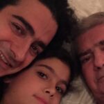 Homayoun Shajarian Instagram - . دوستان عزيز و گرامى با سلام و آرزوى شادى و سلامتى براى شما مهربانان هميشگى و با سپاس بيكران از اين كه حال پدر را جويا هستيد و برايشان آرزوى سلامتى مى كنيد، هربار كه از كنسرت هاى شهرستان باز ميگردم براى خوشحال كردن ايشان از لطف و احوال پرسى شما مى گويم، و هميشه با لبخند و سپاسگزارى از لطف تان، مى گويند كه سلام من را به همه برسان. عزيزان رسيدگى ها و مراقبت هاى ويژه پزشكى از پدر به شدت ادامه داشته و باعث شده كه حال ايشان بهتر شود و ما هم اميدوارتر. از پانزده سال پيش تا به امروز پزشكان عزيز زيادى مسئوليت درمان هاى پدر را برعهده داشته اند كه دست تك تك شان را مى بوسم و خود را مديون شان مى دانم. از آوا جان مشكاتيان عزيز و هميشه مهربانم بسيار بسيار سپاسگزاريم كه چند ماه است با وجود مشغله هاى زيادى كه دارد، تا بازگشت همسر پدر از سفر با عشق و صبورى شبانه روز و تمام وقت به همراه پرستارهاى ويژه از ايشان مراقبت و كارهاى شان را مديريت مى كند. سپاس ديگرمان از وزير بهداشت جناب دكتر هاشمى ست كه از روز اول دوستانه و بى توقع اجازه ندادند كه در منزل براى مراقبت ها و رسيدگى هاى پزشكى از پدر دچار مشكل شويم. دعاهاى شما عزيزان و لطف تان بزرگ ترين دلگرمى هاست، براى تان بهترين آرزوها را دارم، هر كجا كه هستيد شاد و برقرار باشيد. عكس: سلفى ياسمين با به قول خودش باباجى و بابا