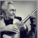 Homayoun Shajarian Instagram - . استاد فرهنگ شریف، استاد بزرگ تار، از میان ما رفت و جامعه‌ی موسیقی را عزادار کرد. جمله پردازى، ملودى سازى و سبك خاص ايشان در نوازندگى به همراه اخلاق نیکويشان جایگاه رفیعی را در موسیقی برای ايشان رقم زده است، چنانكه نام استاد شريف هميشه در هنر اين سرزمين جاودانه و درخشان خواهد بود و جايشان خالى. فقدان استاد بزرگ تار را به خانواده محترمشان و جامعه هنری تسلیت می‌گویم. 18 شهریورماه همایون شجریان