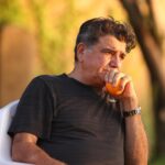 Homayoun Shajarian Instagram - . با درود و سپاس بيكران پيرو پيغام هاي مكرر و نگراني هاي شما عزيزان از وضعيت حال هنرمند محبوبتان محمدرضا شجريان به اطلاع شما بزرگواران مى رساند كه ايشان پس از مدت پنج ماه اقامت در امريكا اولين مرحله از درمان خود را به انجام رسانيده اند. در حال حاضر ايشان به دليل مقدارى ضعف جسمانى كه به گفته پزشكان به خاطر اين روش از درمان طبيعى است، دوران نقاهت براى شروع مرحله دوم را طى مى كنند كه به اميد پروردگار با لطف شما عزيزان سريع تر از اين مرحله به خوبى گذر خواهند كرد و به عشق عاشقان و دوستدارانشان درمان را ادامه خواهند داد. باغ هشتگرد تابستان ۱۳۹۴ عکس از افسانه شجریان