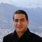 Homayoun Shajarian Instagram - سرى دارم مهيا بر كف دست كه در پايت فشانم چون درايى... براى اين سر سودايى تفاوتى نميكند. گاهى براى بودن در لحظه دلخواه، مى بايست بى هيچ ترديدى از دلبستگى ها دل واستانى، حتى اگر آن چيز زيبايى تو باشد. بى هيچ دليل خاصى احساس سبك خوردن باد بهارى به كله رو دوست دارم. به همين خاطر قبل از رفتن به بلنداى برج ميلاد تهران كه قولش رو به دختر كوچولوم داده بودم، تصميم گرفتم در كنار ذوق كودكانه او من هم بعد از مدتها آنچه را كه دوست دارم دوباره تجربه كنم. با اندكى تاخير سال نو بر همه عزيزان فرخنده، تنتون سلامت و دلتون شاد.