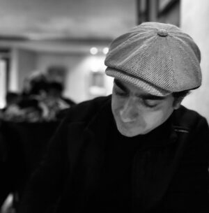 Homayoun Shajarian Instagram - .
در این روزهای تلخ حال هیچکدام مان خوب نیست. 
همگی نگران و ناراحت و بی قراریم. 
نگران ایران، عزیزان و فرزندان مان، ناراحت و بی قرار از اتفاقات ناگوار و خشونت هایی که شاهدیم.
ما مردمی هستیم که آیینش مهرورزی ست، مردمی که آداب می شناسد. 
مردمی که هرگز پاسخ مهربانی را با نامهربانی نداده است، مردم محترمی که حقش بهترین زندگی‌هاست. 
 ملتی ریشه دار با فرهنگی کهن، ملتی بزرگ و تاثیر گذار و قابل احترام.
مردمی که کمتر مجال شاد زندگی کردن داشته و روزگارش همیشه با سختی عجین بوده، اما همیشه پر امید و استوار و شجاع بوده است. 
آیا چیزی فراتر و با اهمیت تر از تحقق خواسته های معقول یک ملت شریف و نجیب که در بدترین شرایط معیشتی به سر می برد و بالاتر از تامین رضایت اقشار مختلف جامعه از سوی کسانی که خود را وکیل ملت می دانند، وجود دارد؟ افسوس، افسوس و صد افسوس… از اینهمه تعلل و بی مهری. افسوس قدر این مردم دانسته نمی شود. به عنوان احدی از مردم که خود را غم خوار و همراه و همیشه در کنار آنان می داند؛ و با آرزوی دست یافتن به آنچه که امروز برای خوشبختی شان می خواهند، خواستار پایان خشونت علیه مردم و حذف قوانینی هستم که دیگر امروز، زنان و مردان ایران زمین خواهان آن نیستند.

#مهسا_امینی 

همایون شجریان
۳۰شهریور ۱۴۰۱