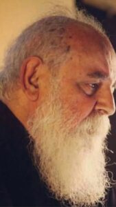 Homayoun Shajarian Instagram - . از آن شبی که نامم را برگزیدی، همان شبی که این شعر به آوازِ پدر خوانده می شد، دانه ی مهرت در دلم گذاشتی و امروز می روی پیش آن یار دیرین و یاران همنشین. بدرود عزیزترین🖤 برسان سلام عاشق. فتنه ی چشم تو چندان ره بيداد گرفت كه شكيب دل من دامن فرياد گرفت آن كه آيينه ی صبح و قدح لاله شكست خاك شب در دهن سوسن آزاد گرفت آه از شوخی چشم تو، كه خونريز فلك ديد اين شيوه ی مردم كشی و ياد گرفت منم و شمع دل سوخته، يارب مددی كه دگرباره شب آشفته شد و باد گرفت شعرم از ناله ی عشاق غم انگيزتر است داد از آن زخمه كه ديگر ره بيداد گرفت سايه ! ماكشته ی عشقيم، كه اين شيرين كار مصلحت را، مدد از تيشه ی فرهاد گرفت
