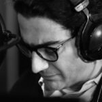 Homayoun Shajarian Instagram - . "این شنیدن دیدنی است" ‌ ترانه جدید سریال عاشقانه جیران اثر حسن فتحی، به خوانندگی《همایون شجریان》و آهنگسازی 《فردین خلعتبری》 با حمایت "ایکس ویژن" تقدیم حضورتان می‌گردد. ‌ این قصه و همکاری ماندگار است؛ با ما همراه باشید ترانه: "گریه کن" خواننده: همایون شجریان آهنگساز: فردین خلعتبری شاعر: اهورا ایمان مدير توليد موسيقي: سحر فروزان صدابردار، ميكس و مسترينگ : كاوه عابدين استوديو: صبا عكس: رضا موسوي با من امشب زیر باران گریه کن سر به زانوي خیابان گریه کن مو به مو پیچ وخم هر کوچه را با خم موی پریشان گریه کن یا از اول دل به رویایی نبند یا بر این رویای ویران گریه کن عشق سلطان است و باقی بنده ایم زیر تیغش پایکوبان گریه کن درد را باران نمی شوید ولی زیر باران زیر باران گریه کن ‌ @homayounshajarian ‏@fardin_khalatbari ‏@xvision.ir ‏@maadirangroup ‌ ‌ ‌#ایکس_ویژن #مادیران #همایون_شجریان #فردین_خلعتبری ‏#xvision #maadiran #hamayounshajarian #fardinkhalatbari