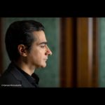 Homayoun Shajarian Instagram - . "این شنیدن دیدنی است" ‌ ترانه تیتراژ پایانی سریال عاشقانه جیران به خوانندگی《همایون شجریان》و آهنگسازی 《فردین خلعتبری》 با حمایت "ایکس ویژن" تقدیم حضور گرمتان می‌شود. ‌ این شروع یک قصه شیرین همکاریست؛ با ما همراه باشید ترانه: "در این شب سیاه" خواننده: همایون شجریان آهنگساز: فردین خلعتبری شاعر: امیرحسین اللهیاری گروه کر فیلارمونیک ایران رهبر : علیرضا شفقی نژاد صدابردار، ميكس و مسترينگ : كاوه عابدين استوديو: صبا عکس: کامیار مینو کده از کوچه بگذر و به خیابان بریز ماه دزدیده از خلایق و پنهان ز خشم شاه آه در این شب سیاه آن گونه عاشقم که اگر دست بر زنی چون ماجرای موج بیابی مشوشم آن گونه عاشقم که اگر پای بر نهی دریای دامن تو بسوزد در آتشم با یاد من غمینی و من با غمت خوشم تلفیق خون و برف و بهار است دامنت تصویر سبز سرخه حصار است دامنت خود حسرت هزار سوار است دامنت در شیشه های رنگی بنگر به چشم شاه انگار سوی توست اگر می کند نگاه در مقدم تو میزنم امشب نقاره را بی خواب می کنم چشم خمار و خفته ی شمس العماره را از کوچه بگذر و ... ‌ ‏‌@homayounshajarian ‏@fardin_khalatbari ‏@xvision.ir ‏@maadirangroup ‏@Kamyar78 ‌ ‌ ‌#ایکس_ویژن #مادیران #همایون_شجریان #فردین_خلعتبری ‏#xvision #maadiran #hamayounshajarian #fardinkhalatbari