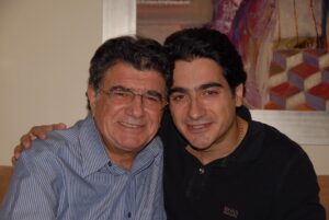 Homayoun Shajarian Instagram - .
پدر ❤️
دلتنگم هر روز …
تو را در قلبم مرور میکنم
تمام زندگی‌ام را با تو، تمام آن لحظات را…
طنین آوایت به گوش جانم می پیچد مدام و پر می‌شوم از نقش تو
در چشمهایم میخندی … 
زادروز توست امروز، زادروز مهر
اما تو نیستی …🖤
زادروزت بر همه عاشقانت فرخنده باد🌹