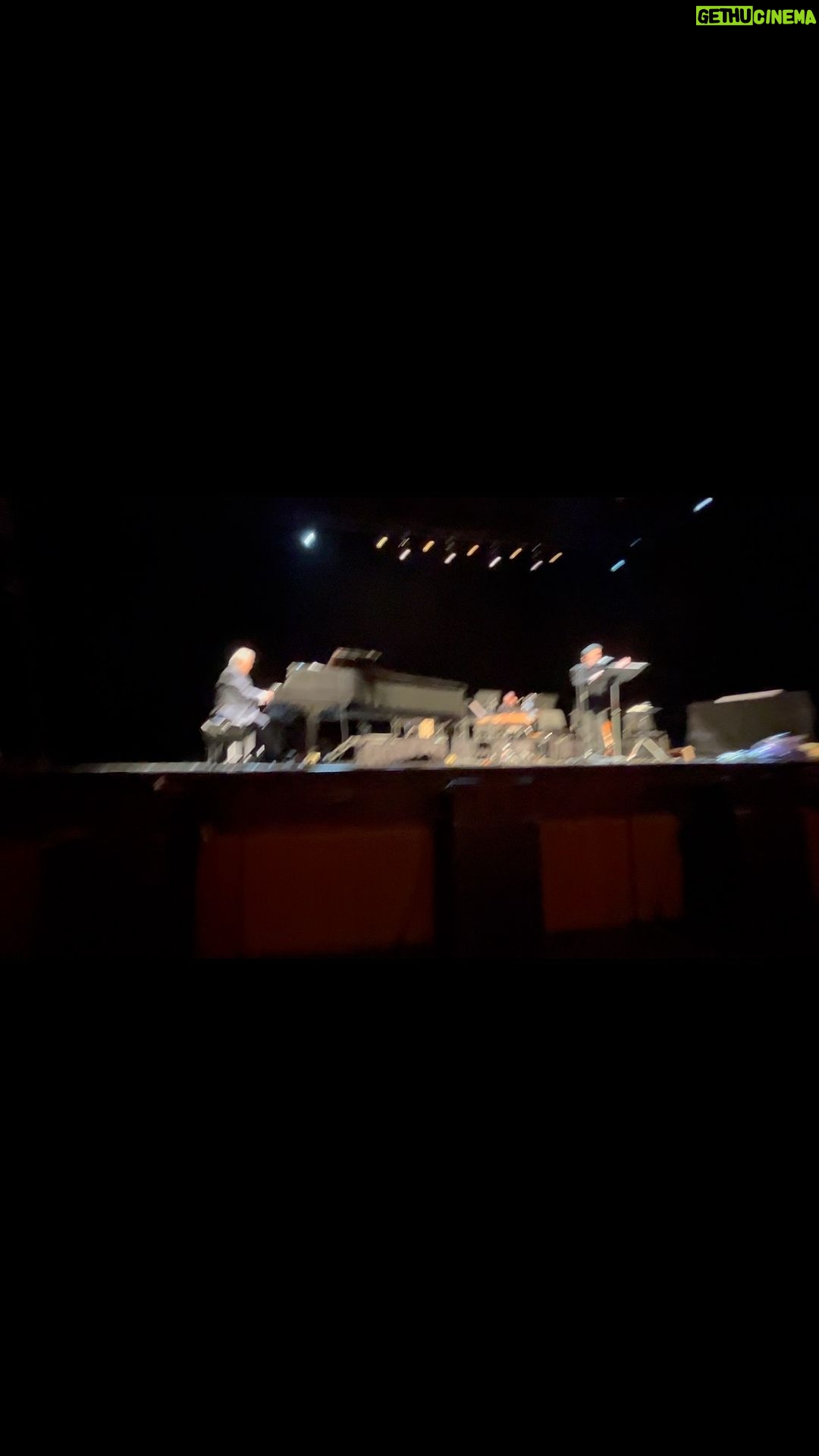 Homayoun Shajarian Instagram - ۰ ترانه ی “ای یار من” اجرای مونترال از دوربین تماشاگران… اثر انوشیروان روحانی شعر حضرت مولانا شمس مولانایش را رها کرده … ای یار من ای یارمن ای دلبر و دلدار من ای محرم و غمخوار من چون می روی بی من مرو… ای جانِ جان بی تن مرو … شمس می رود … آن طور که هیچ کس نداند کجاست…