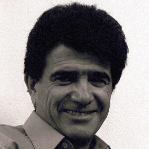Homayoun Shajarian Instagram - .
شب یلداتون به شادی عزیزان 🌺

ای پادشه خوبان داد از غم تنهایی
دل بی تو به جان آمد وقت است که بازآیی
دایم گل این بستان شاداب نمی ماند
دریاب ضعیفان را در وقت توانایی
دیشب گله زلفش با باد همی کردم
گفتا غلطی بگذر زین فکرت سودایی
صد باد صبا این جا با سلسله می رقصند
این است حریف ای دل تا باد نپیمایی
مشتاقی و مهجوری دور از تو چنانم کرد
کز دست بخواهد شد پایاب شکیبایی
یا رب به که شاید گفت این نکته که در عالم
رخساره به کس ننمود آن شاهد هرجایی
ساقی چمن گل را بی روی تو رنگی نیست
شمشاد خرامان کن تا باغ بیارایی
ای درد توام درمان در بستر ناکامی
و ای یاد توام مونس در گوشه تنهایی
در دایره قسمت ما نقطه تسلیمیم
لطف آن چه تو اندیشی حکم آن چه تو فرمایی
فکر خود و رای خود در عالم رندی نیست
کفر است در این مذهب خودبینی و خودرایی
زین دایره مینا خونین جگرم می ده
تا حل کنم این مشکل در ساغر مینایی
حافظ شب هجران شد بوی خوش وصل آمد
شادیت مبارک باد ای عاشق شیدایی