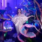 Honey Rose Instagram - She was mesmerized by the re-creation of Avatar, the biggest attraction of our expo @honeyroseinsta @archa.unni 📸@jobz_official_ Calicut Beach