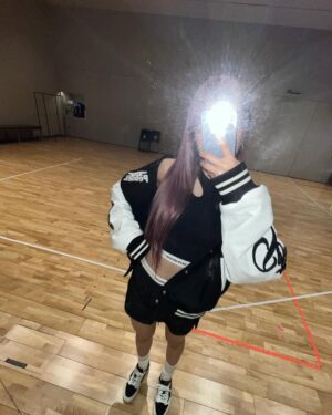 Hong Eun-chae Instagram - #kream💜
-
-
#협찬 #KREAM
@kream.co.kr