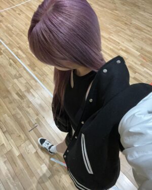 Hong Eun-chae Instagram - #kream💜
-
-
#협찬 #KREAM
@kream.co.kr
