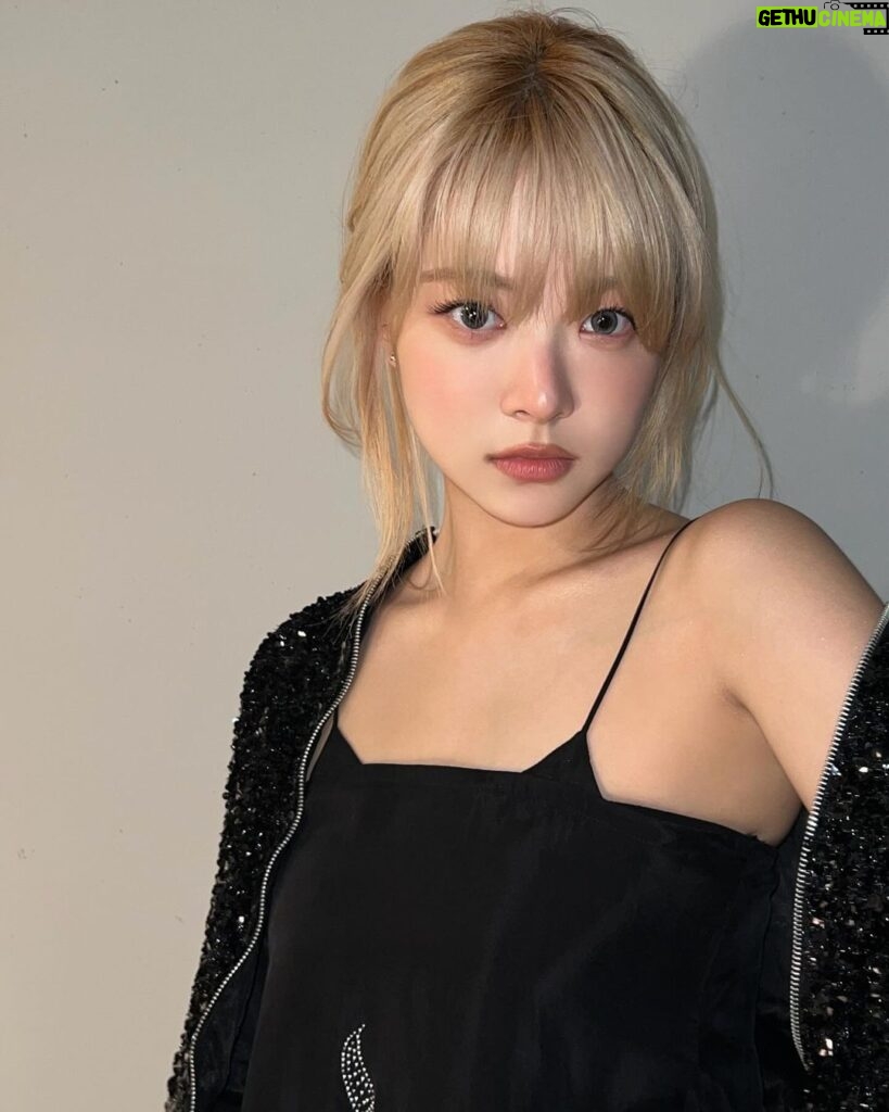 Hong Eun-chae Instagram - 🖤