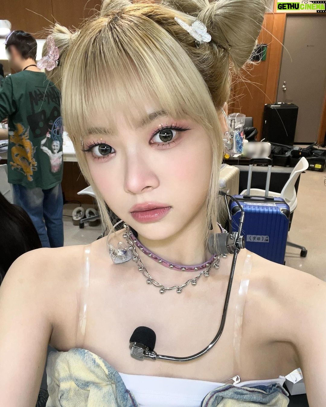 Hong Eun-chae Instagram - 머리 위에 나비 두개 리본 두개 🎀