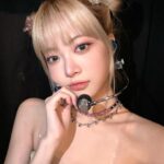 Hong Eun-chae Instagram - 머리 위에 나비 두개 리본 두개 🎀