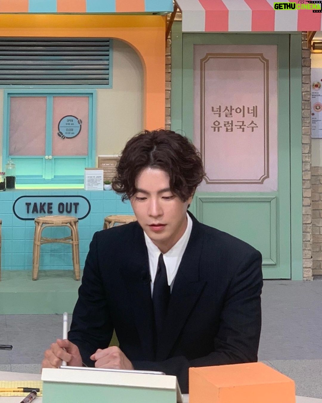 Hong Jong-hyun Instagram - 오늘 tvN 7시30분 놀라운토요일! 본방사수🙆🏻♂️ 읏~쨔