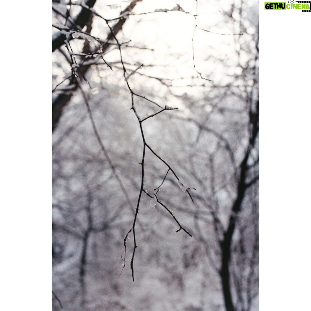 Hong Jong-hyun Instagram - 두달 전 눈이 내렸지. 일출보기실패하산중